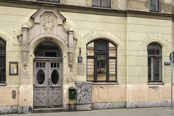 Ryga, Łotwa - 26 lipca 2015 roku. Drzwi starej kamienicy w stylu art Nouveau w Rydze, Łotwa. — Zdjęcie stockowe