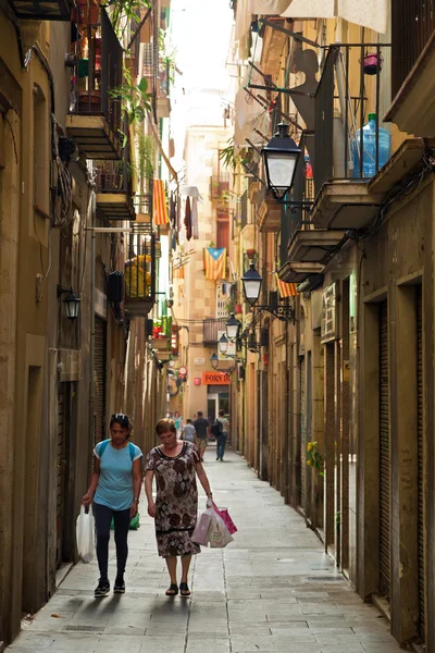 BARCELONA, ESPAÑA - 29 DE SEPTIEMBRE DE 2014. Calle estrecha en el centro histórico de Barcelona, España . —  Fotos de Stock