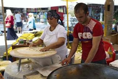 Kemer, Turkey - Ağustos, 24, 2015: Kadın ve erkek Türk ekmek fırında. Kemer, Türkiye