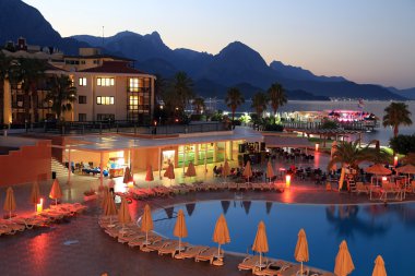 Kemer, Türkiye - 23 Ağustos 2014. Bölge Dağları arka plan akşamı bir lüks otelin. Kemer, Türkiye.