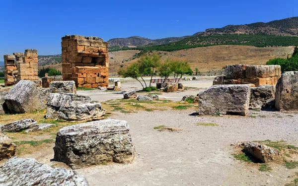 Ruinerna av den antika staden Hierapolis (Pamukkale). Turkiet. — Stockfoto