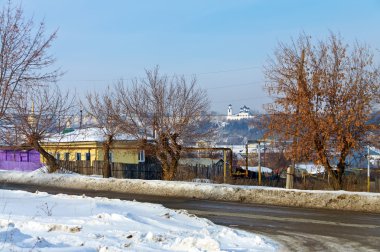 Eski Kamensk (street Red Eagles ve Spaso-Preobrazhensky Manastırı) görünümü. Şehir Kamensk-Uralsky, Sverdlovsk region, Rusya Federasyonu