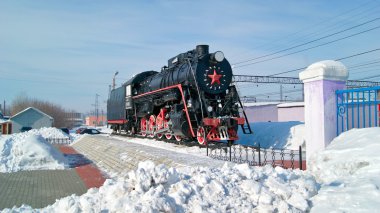 Eski Rus yük demiryolu İstasyonu şehrin Kamensk Uralsky bir kare üzerinde lokomotif L-4305 4 Şubat 2011. Sverdlovsk region, Rusya Federasyonu.