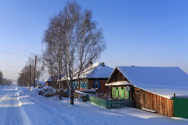 Karla kaplı Rus eski mümin köyde soğuk güneşli kış gününde 8 Ocak 2015 yılında köy Visim, Ural bölgesi, Rusya Federasyonu.