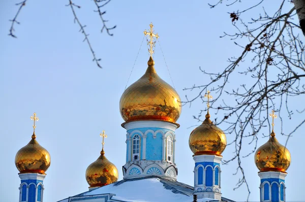 Cúpulas douradas da igreja da intercessão. Kamensk-Uralsky, Rússia . — Fotografia de Stock