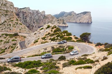 Formentor deniz fenerinden görüldüğü üzere Cape Formentor 'daki dağ yolunda. Mayorka Adası, İspanya.