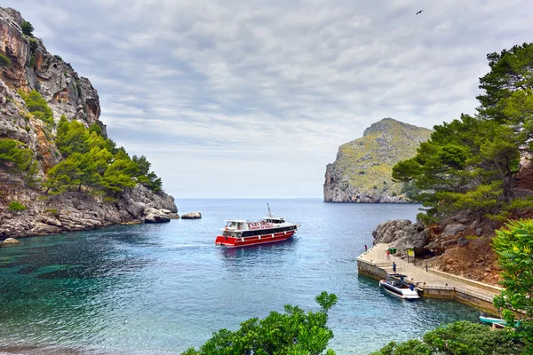 Mallorca, Spanje - juni, 12, 2016: Zee baai in de buurt van het dorp Sa Calobra. Eiland Mallorca, Spanje Spanje. — Stockfoto