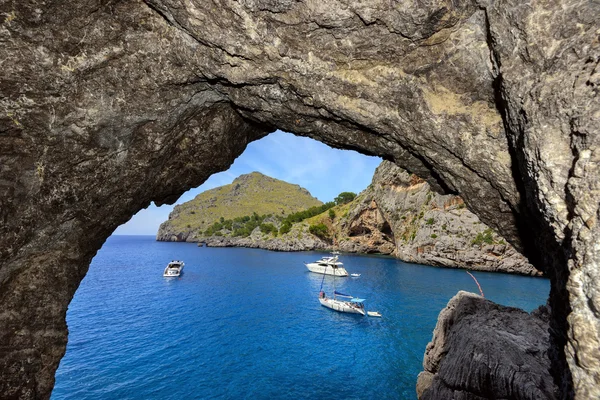 Deniz defne Sa dağlarda tünel üzerinden görüldüğü gibi Calobra köyü yakınlarında. Ada Majorca, İspanya.