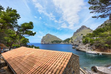 Akdeniz kıyısında köy Sa Calobra. Ada Majorca, İspanya.