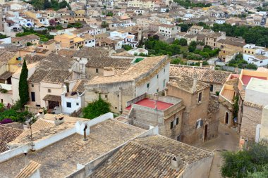 Kale duvarından görüldüğü gibi Capdepera eski Belediyesi hava görünümünü. Ada Majorca, İspanya.