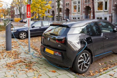 Amsterdam / Hollanda - Oktober, 25, 2015: Amsterdam, Hollanda Caddesi üzerinde şarj elektrikli sürücü araba.