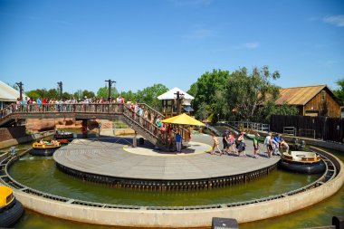 Salou / İspanya - 12 Mayıs 2015: cazibe Büyük Kanyon Rapids Tema park Port Aventura City Salou, İspanya.