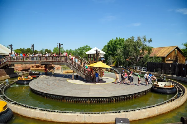 SALOU / ESPAÑA - 12 DE MAYO DE 2015: Atracción Grand Canyon Rapids en el parque temático Port Aventura en la ciudad Salou, España . — Foto de Stock