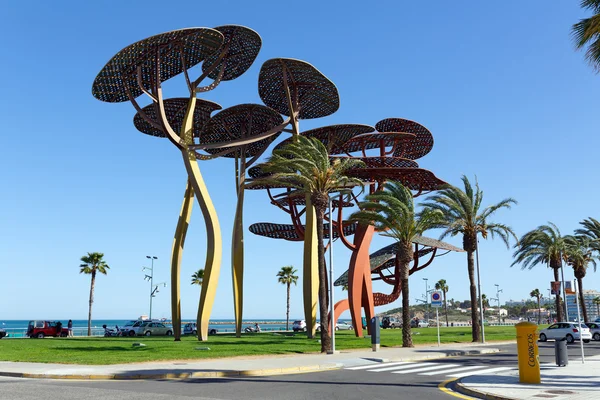 ラ ピネダ/スペイン - 2015 年 5 月 15 日: 松の木のラ ピネダ、スペインの海辺の遊歩道に彫刻. — ストック写真