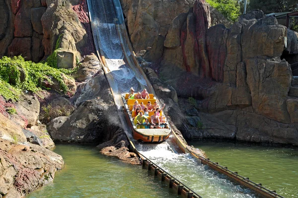 Salou / İspanya - 12 Mayıs 2015: cazibe Tutuki Splash Tema parkta Port Aventura City Salou, İspanya.