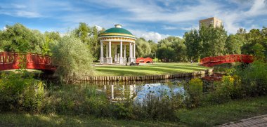 Pavilion hava Tempel Yauza Nehri üzerinde bir şehir parkta. Moscow, Rusya Federasyonu.