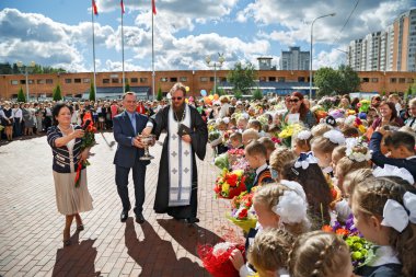 Rahip kutsal su ile kalabalık şehir Balashikha, Rusya Federasyonu sprinkles..