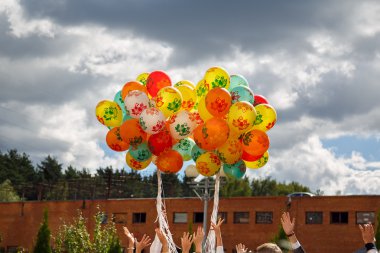 Yeni öğretim yılı başında şenlikte göğe yükselen balon demet.