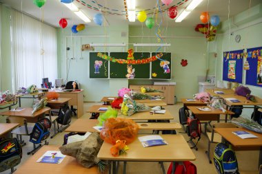 Birinci sınıf öğrencileri için dekore edilmiş sınıf. Şehir Balashikha, Rusya Federasyonu.