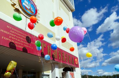 Balashikha, Rusya'nın yeni okula başlayan şenlikte balonlar yayın.