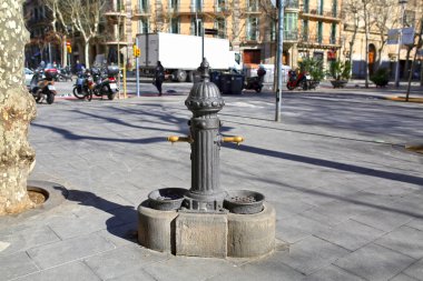 Sokak fontain Barcelona'da içme. İspanya