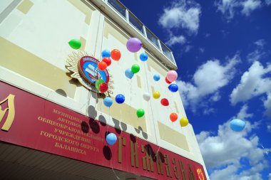 Balashikha, Rusya'nın yeni okula başlayan şenlikte balonlar yayın.