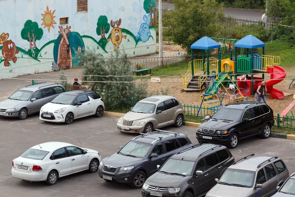 Çok öykülü bir konut binasının avlusuna gelsinler. Balashikha, Rusya Federasyonu.