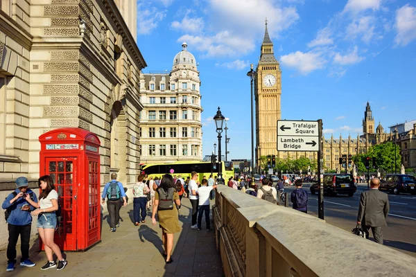 Zatłoczonej ulicy w Westminster, Londyn, Wielka Brytania. — Zdjęcie stockowe