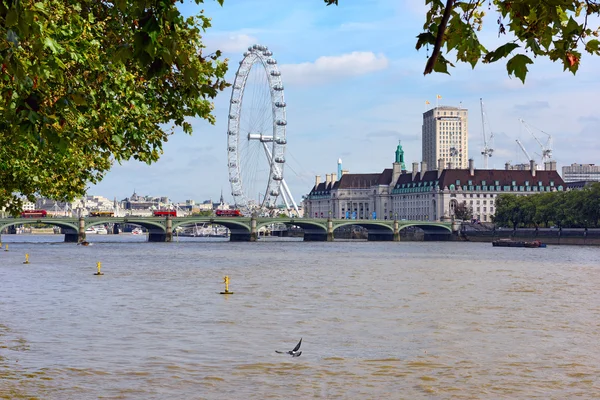 County Hall i diabelskiego młyna London eye w Westminster, Londyn, Anglia. — Zdjęcie stockowe