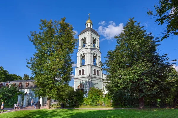 Igreja da virgem abençoada e a casa de sacerdote no parque Tsaritsyno em Moscou, Rússia . — Fotografia de Stock