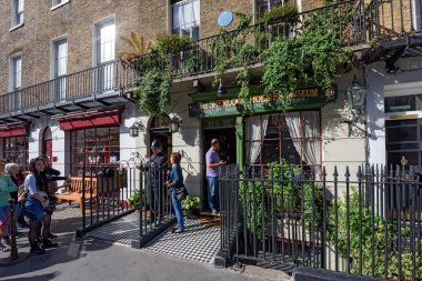 Sherlock Holmes Müzesi önünde sıra. London, Büyük Britanya.