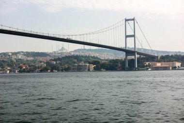 İSTANBUL, Turkey - Ekim 05, 2020. Ortakoy Mahallesi 'nden bakıldığı üzere Asya ve Avrupa' yı birbirine bağlayan Boğaz Boğazı üzerindeki Boğaz Köprüsü. Asyalı tarafına bak. İstanbul, Türkiye.