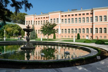 İSTANBUL, Turkey - 06 Ekim 2020. Dolmabahce Sarayı. Harem binası ve Harem bahçesinin dış cephesi. Beşiktaş ilçesi, İstanbul kenti, Türkiye.