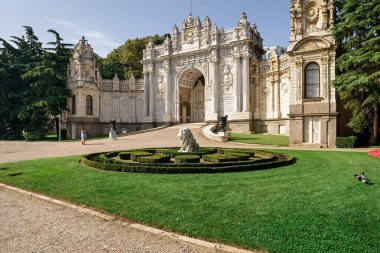 İSTANBUL, Turkey - 06 Ekim 2020. Dolmabahce Sarayı. Dolmabahce Caddesi 'ndeki Sultan' ın Kapısı 'nın iç cephesi. Beşiktaş ilçesi, İstanbul kenti, Türkiye.