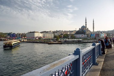 İSTANBUL, Turkey - 06 Ekim 2020. Golden Horn 'daki Galata Köprüsü. Eminonu 'daki Yeni Cami, köprüden görülmüş. İstanbul, Türkiye.