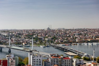 Galata Kulesi 'nden görüldüğü gibi İstanbul' un silüeti. Golden Horn Metro Köprüsü ve Atatürk Köprüsü manzaralı. İstanbul, Türkiye.