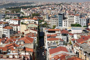 İSTANBUL, TÜRKÇE - 07 Ekim 2020. Galata Kulesi 'nden görüldüğü gibi İstanbul' un silüeti. Beyoğlu Mahallesi 'ndeki Buyuk Hendek sokağının manzarası. İstanbul, Türkiye.