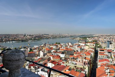 Galata Kulesi 'nden görüldüğü gibi İstanbul' un silüeti. Beyoğlu Mahallesi 'ndeki Buyuk Hendek sokağının manzarası. İstanbul, Türkiye.
