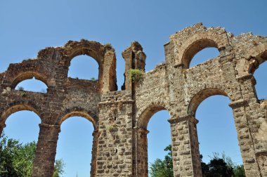 Antik Yunan şehri Perge 'nin kalıntıları. Arkeolojik alanın görüntüsü. Aksu, Antalya ili, Türkiye.