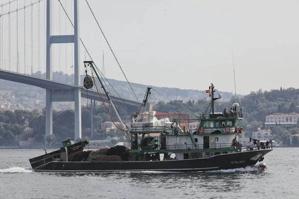 Рыболовецкое судно перед Босфорским мостом в Босфорском проливе. Город Стамбул, Турция. — стоковое фото