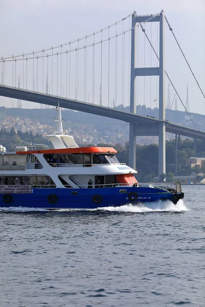 Istanbul Turkey Октября 2020 Пассажирское Судно Перед Босфорским Мостом Босфорском — стоковое фото