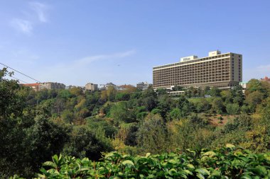 İSTANBUL, Turkey - Ekim 05, 2020. Macka Demokrasi Parkı ve Hilton Boğazı Oteli manzarası. Sisli ilçesi, İstanbul kenti, Türkiye.