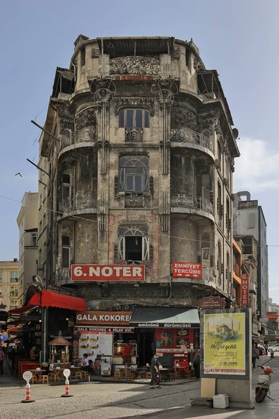Istanbul Turkey 2020年10月5日 トルコ イスタンブールのファティ地区のSirkeci地区にあるBuyuk Postane通りに位置するレストランとの多階建ての歴史的な建物 — ストック写真