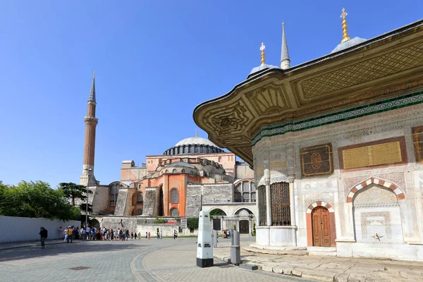 Santa Sofia e Fonte do Sultão Ahmed III. Istambul, Turquia. — Fotografia de Stock