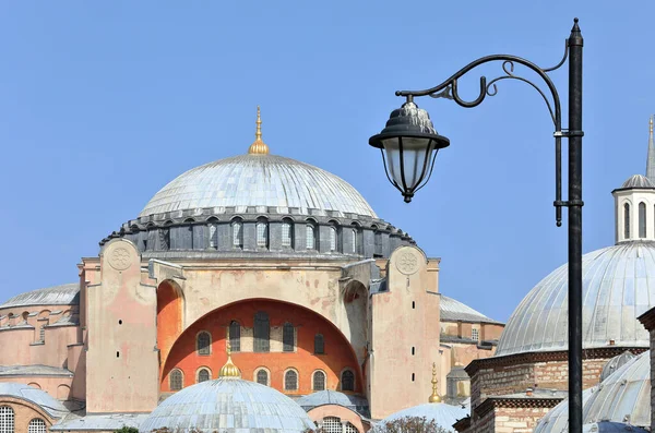 Fechar a Grande Mesquita de Santa Sofia num dia ensolarado. Istambul, Turquia. — Fotografia de Stock