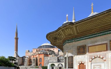 Ayasofya ve Sultan Ahmet 'in Çeşmesi' nin güneşli bir günde Büyük Meydan 'da manzarası. Sultanahmet Mahallesi, İstanbul, Türkiye.