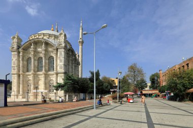 İSTANBUL, Turkey - 06 Ekim 2020. Ortakoy Camii ve Esma Sultan Konağı, Ortakoy rıhtım meydanının rıhtımında yer alıyor. Beşiktaş ilçesi, İstanbul kenti, Türkiye.
