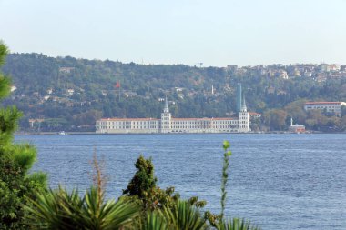 İSTANBUL, Turkey - 06 Ekim 2020. 19. yüzyılda İstanbul Boğazı 'nın Asya kıyısında bulunan Kuleli Askeri Lisesi binası. İstanbul, Türkiye 'nin Uskudar ilçesine bağlı Cengelkoy Mahallesi.