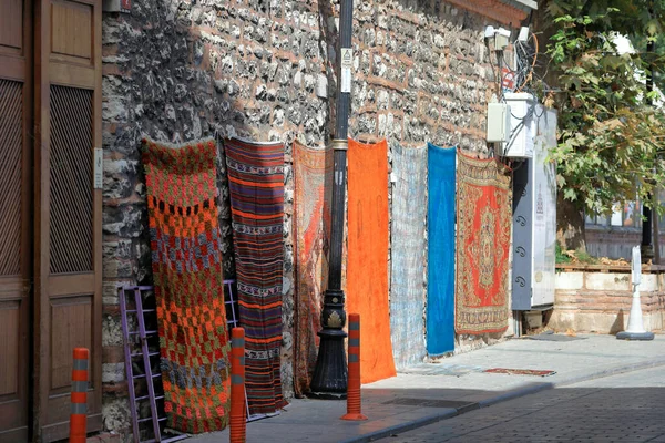 伊斯坦布尔 土耳其 2020年10月5日 传统的土耳其地毯挂在石墙上出售 土耳其伊斯坦布尔市 — 图库照片