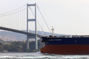 İSTANBUL, Turkey - 06 Ekim 2020. Boğazdaki Boğaz Köprüsü 'nün önünden geçen Ham Petrol Tankeri. Asyalı tarafına bak. İstanbul, Türkiye.